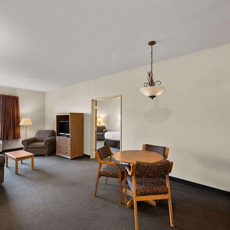 Rodeway Inn & Suites Tomahawk Экстерьер фото