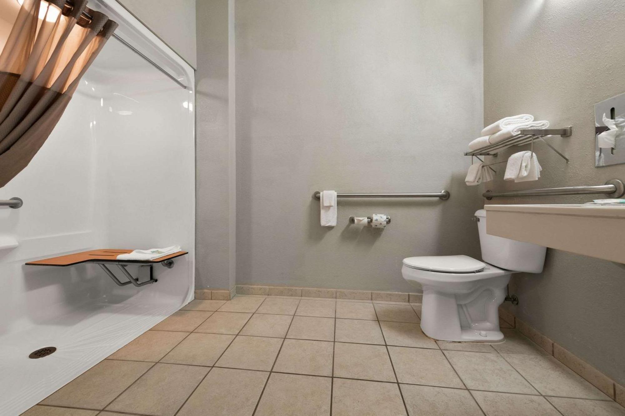 Rodeway Inn & Suites Tomahawk Экстерьер фото